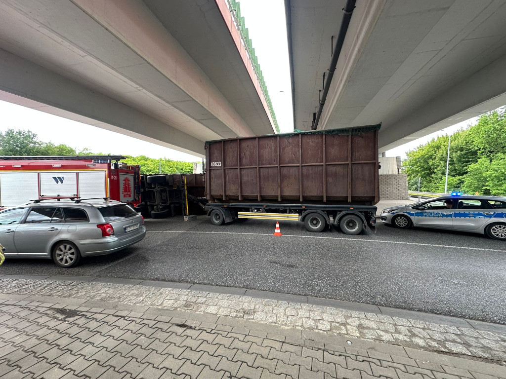 Przewrócona ciężarówka blokowała przejazd
