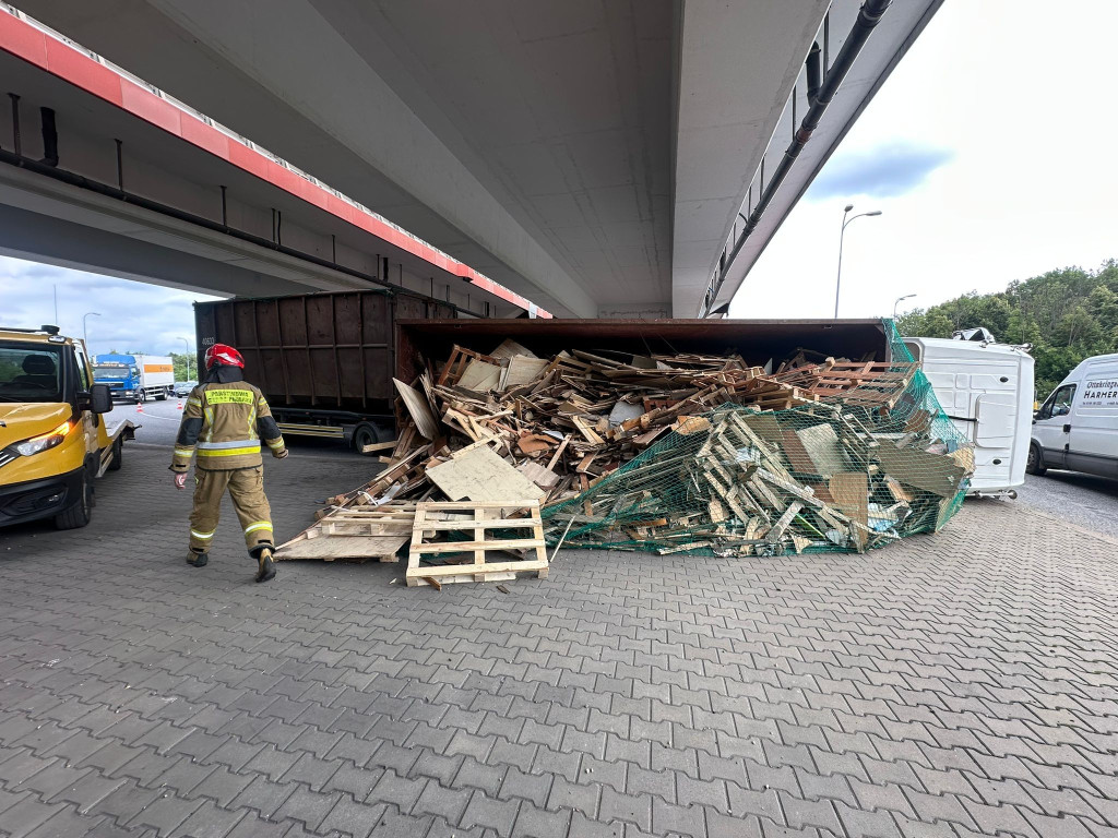 Przewrócona ciężarówka blokowała przejazd