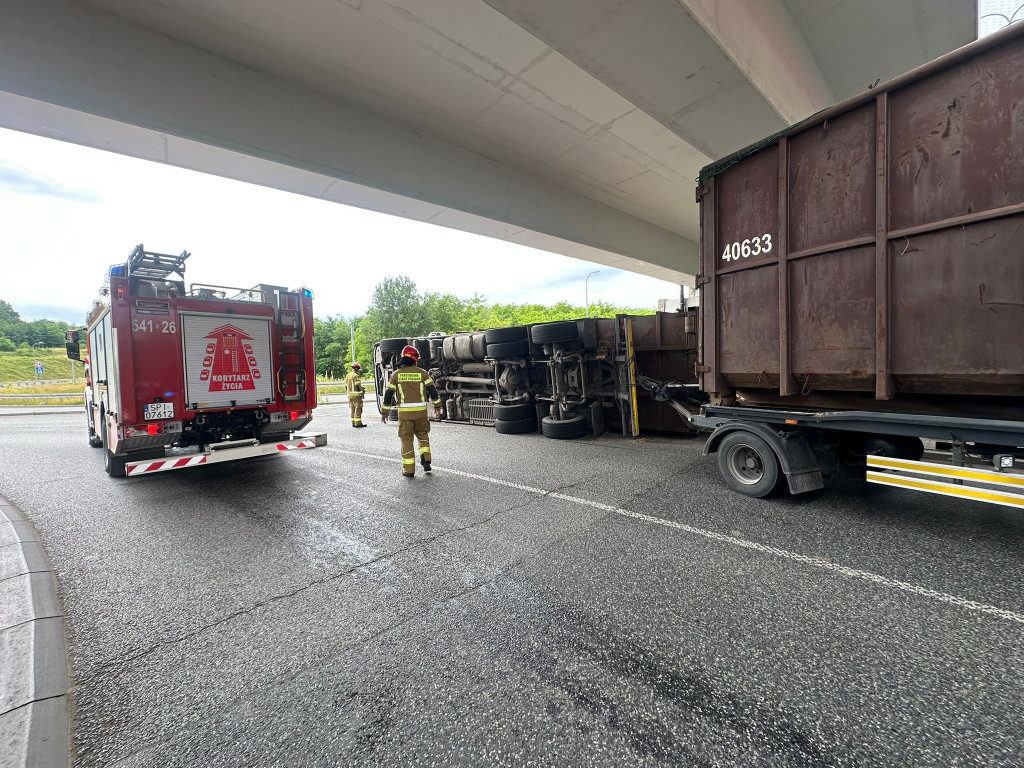 Przewrócona ciężarówka blokowała przejazd