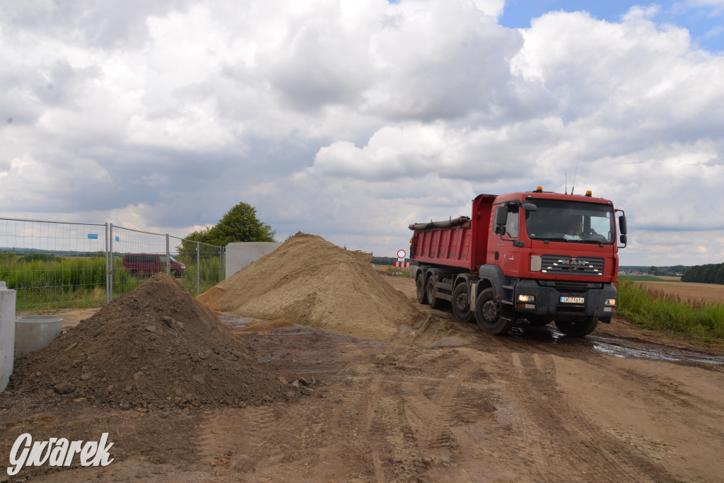 Budowa drogi między Sielanką a Laryszowem