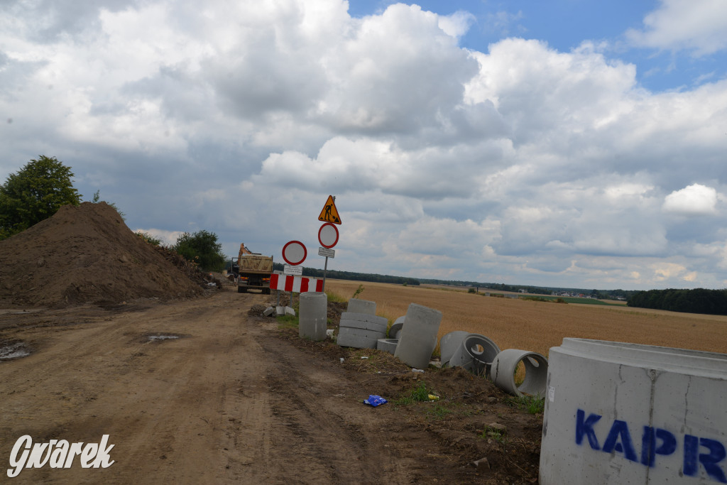 Budowa drogi między Sielanką a Laryszowem