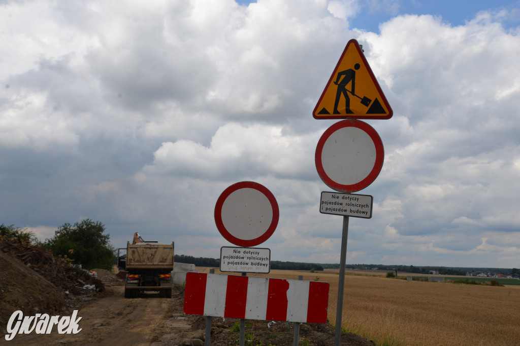 Budowa drogi między Sielanką a Laryszowem