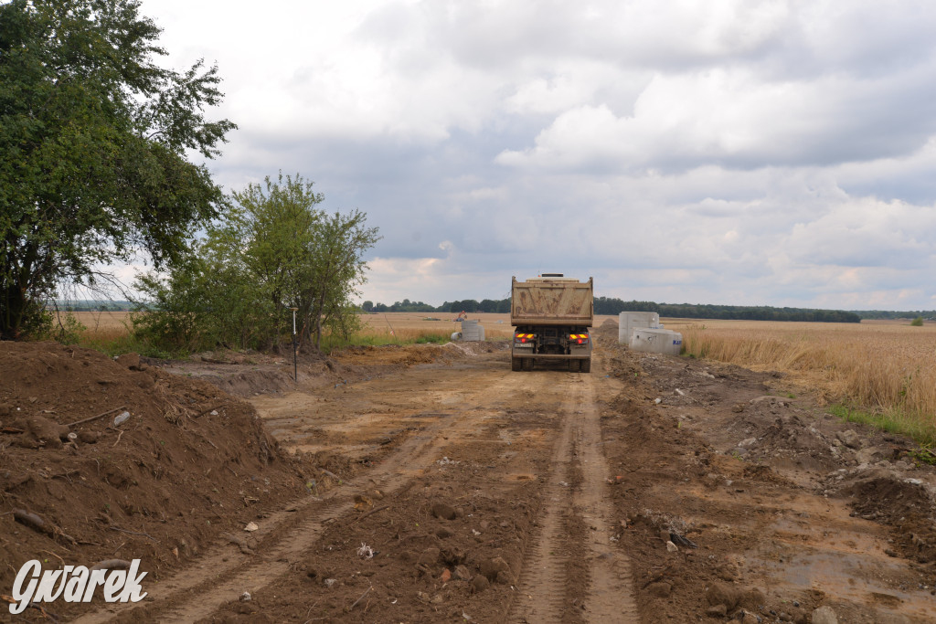 Budowa drogi między Sielanką a Laryszowem