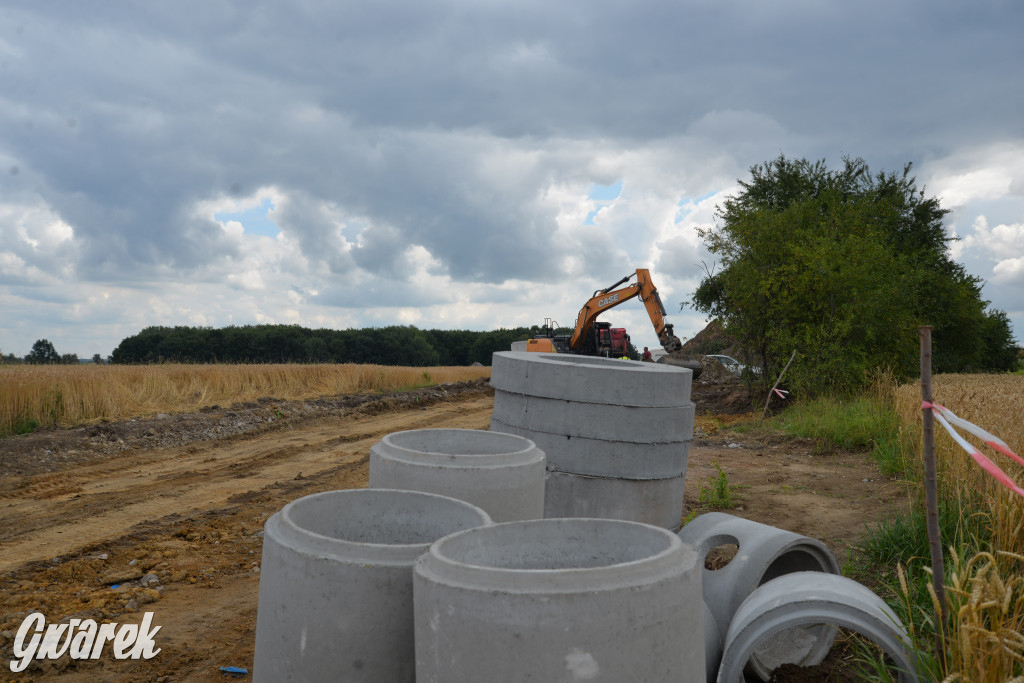 Budowa drogi między Sielanką a Laryszowem