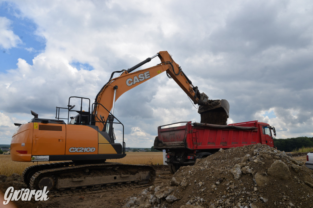 Budowa drogi między Sielanką a Laryszowem