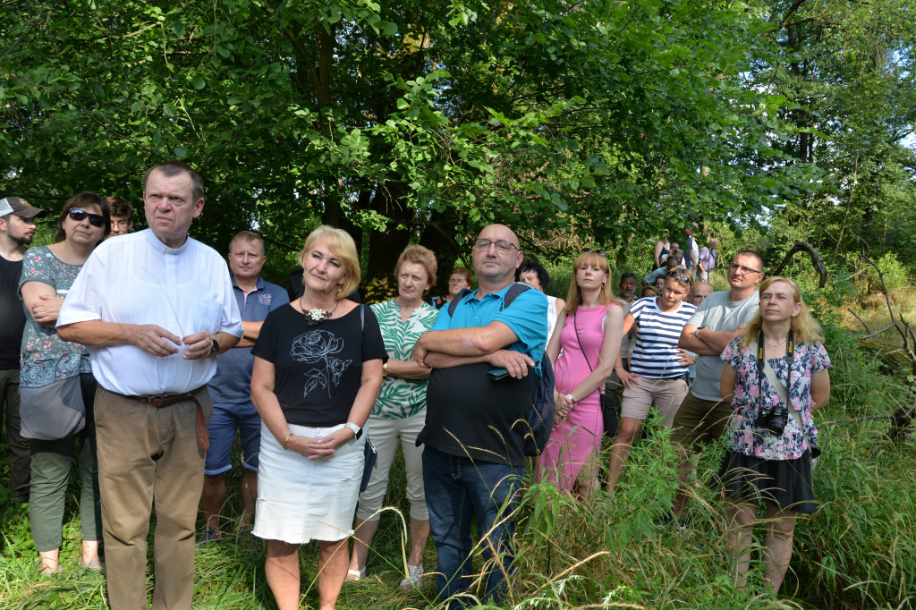 Była jak potępiona. Spacer po...