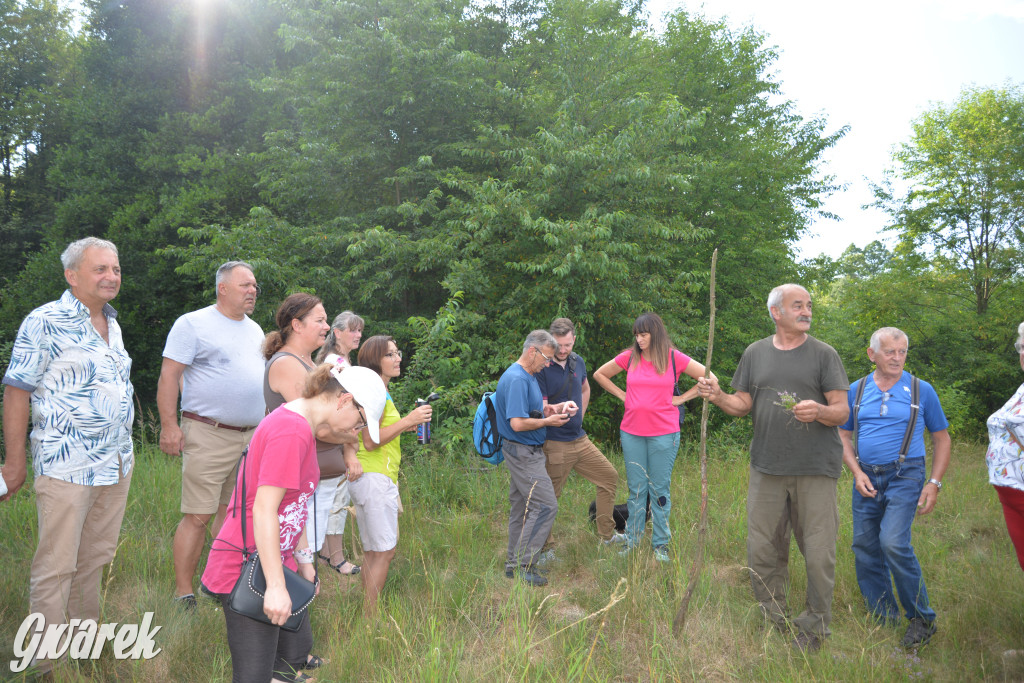 Była jak potępiona. Spacer po...