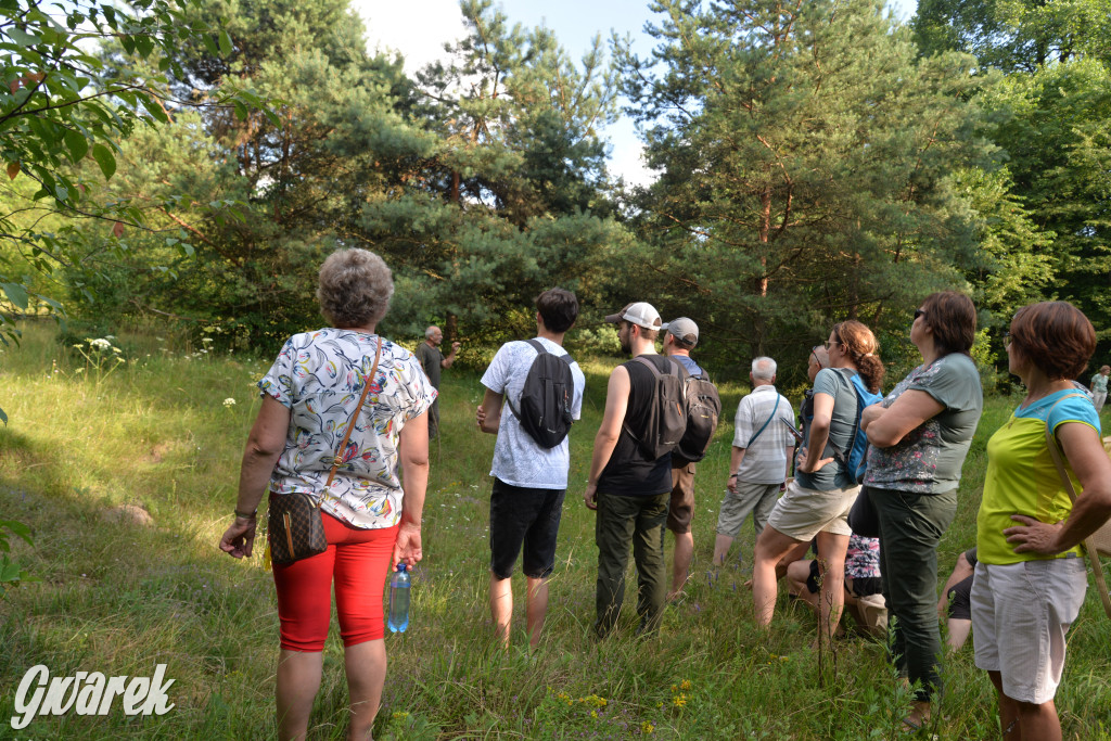Była jak potępiona. Spacer po...