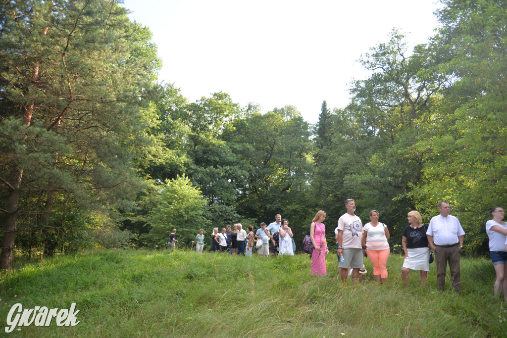 Była jak potępiona. Spacer po...