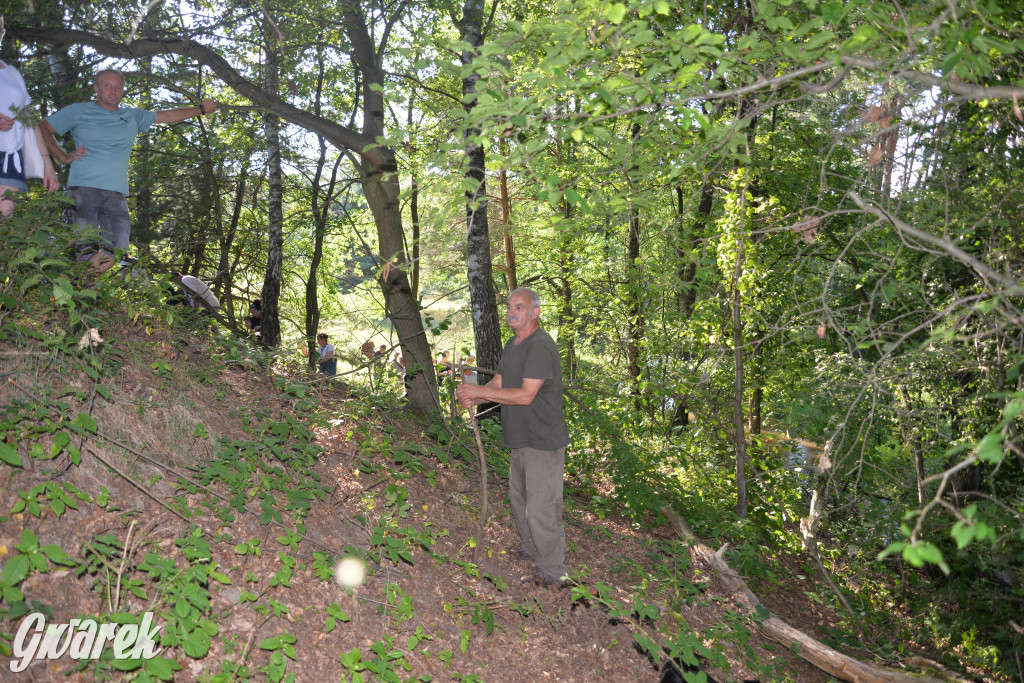 Była jak potępiona. Spacer po...