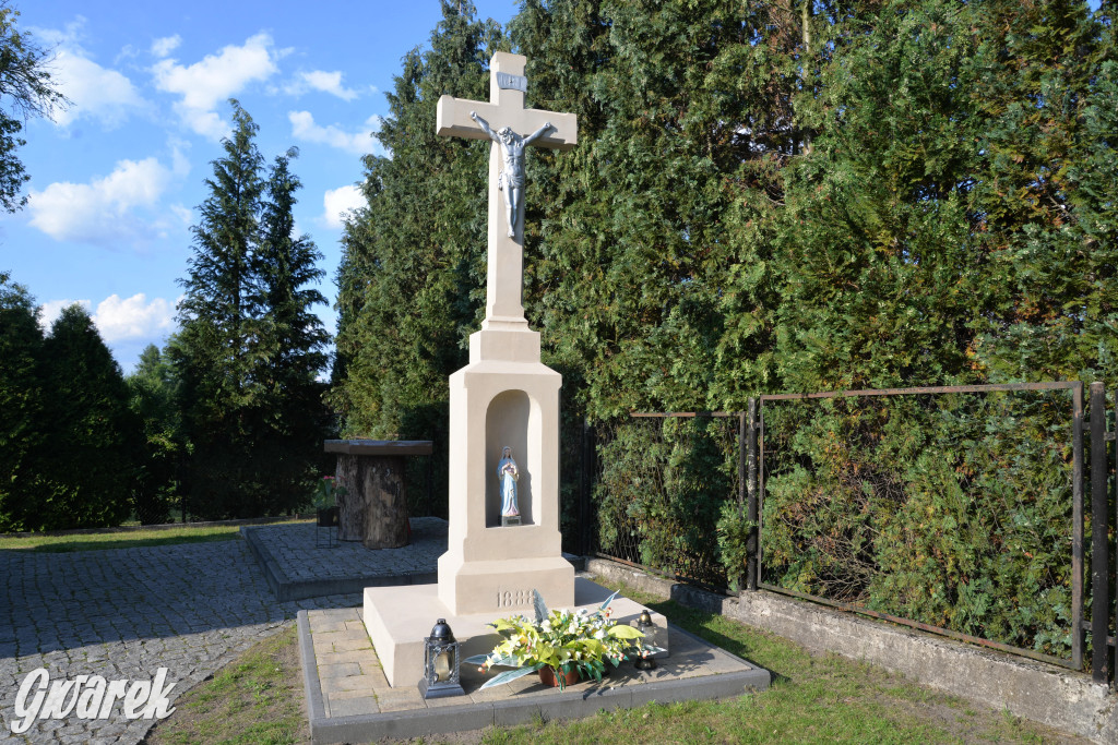 Była jak potępiona. Spacer po...