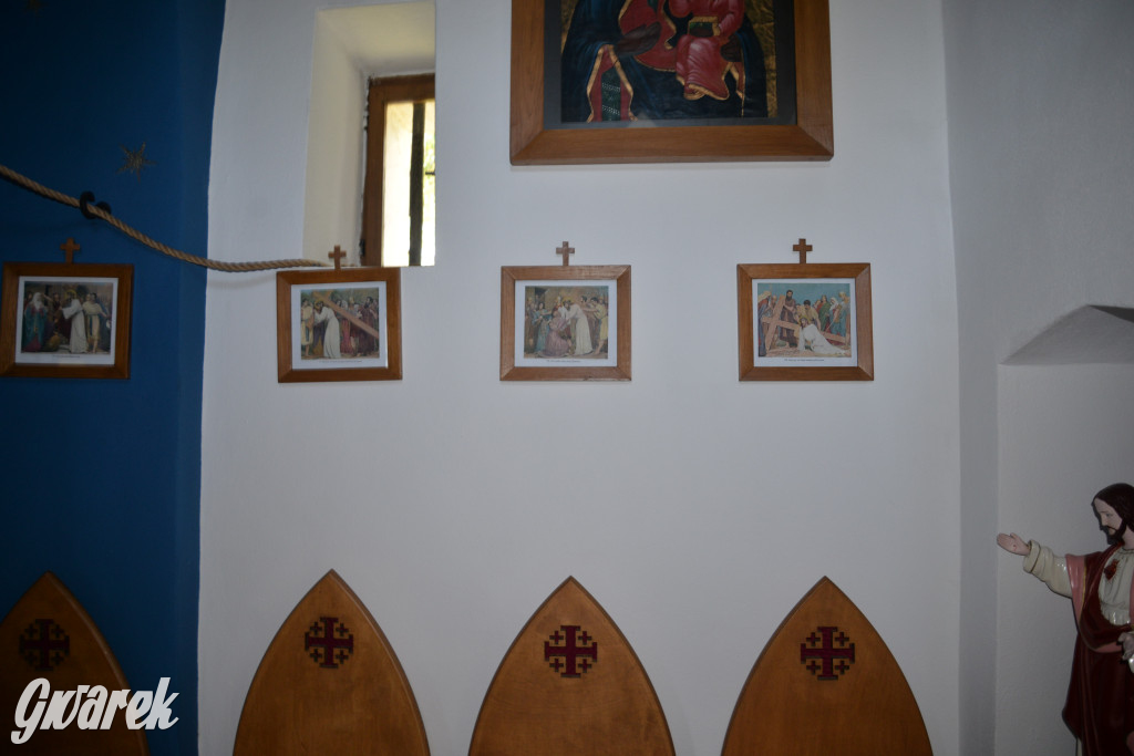 Była jak potępiona. Spacer po...