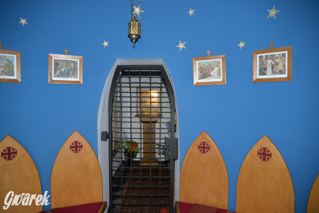 Była jak potępiona. Spacer po...