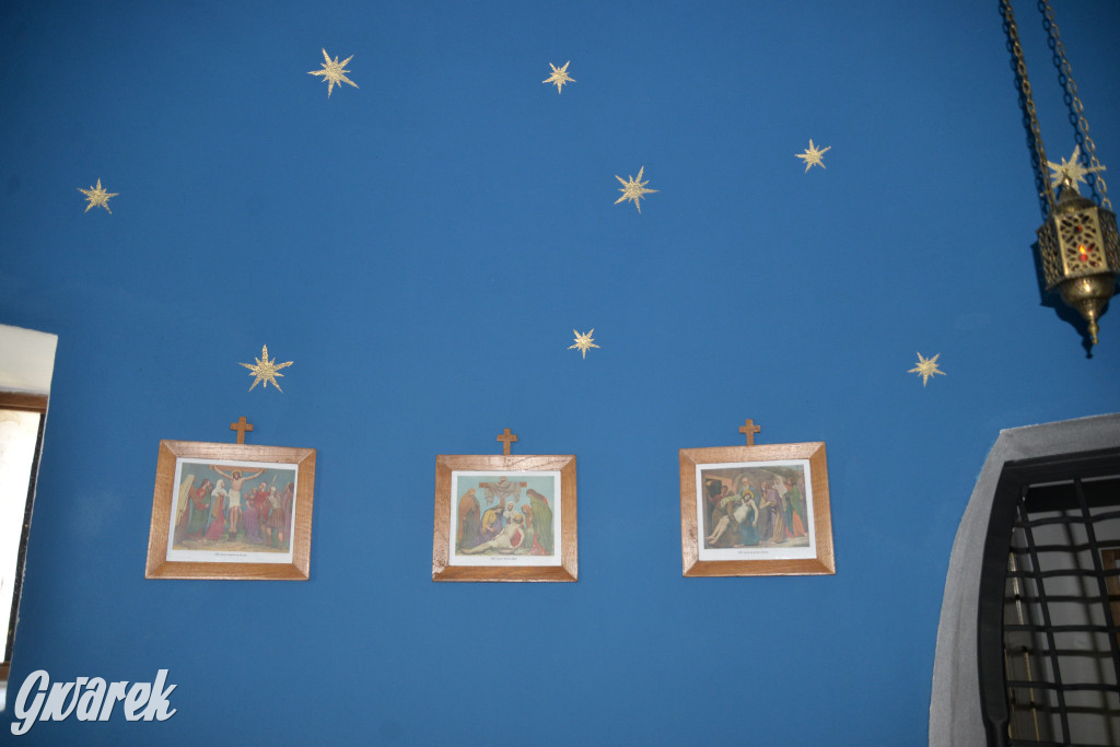 Była jak potępiona. Spacer po...