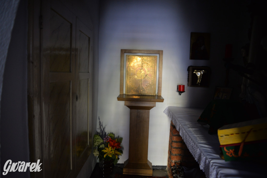 Była jak potępiona. Spacer po...