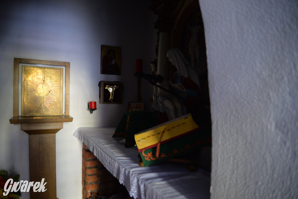 Była jak potępiona. Spacer po...