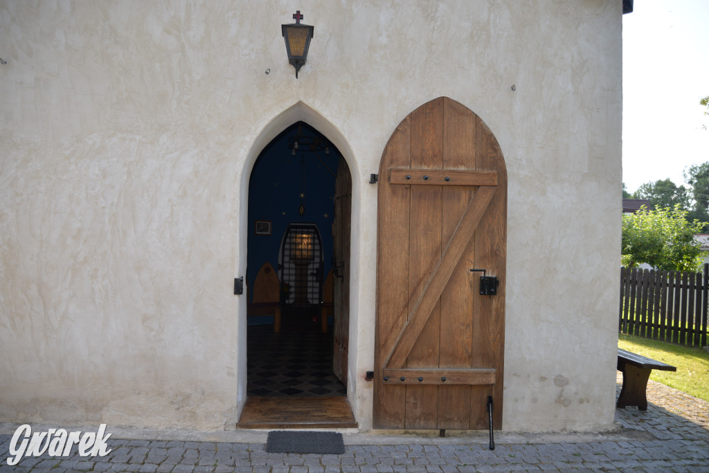 Była jak potępiona. Spacer po...