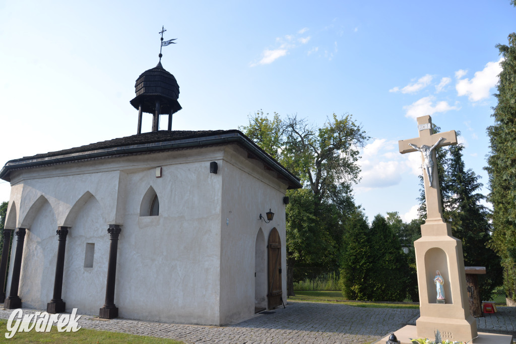 Była jak potępiona. Spacer po...