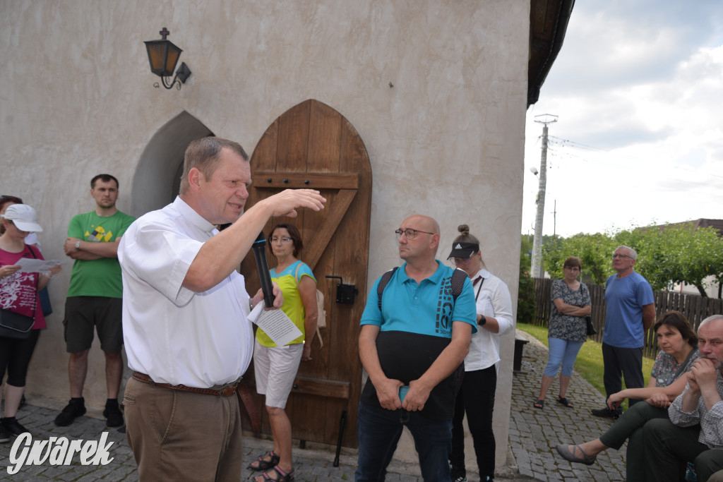 Była jak potępiona. Spacer po...