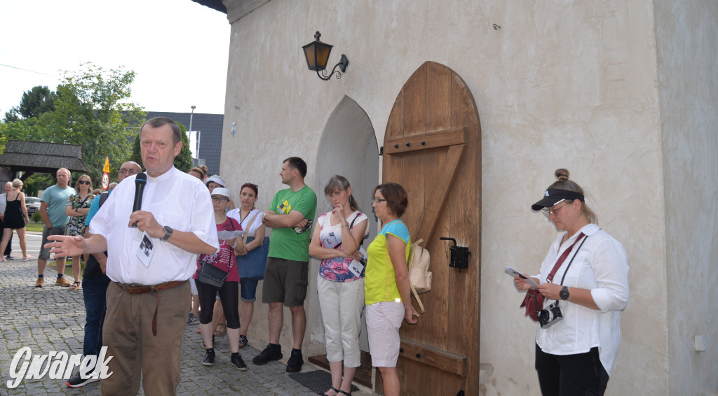 Była jak potępiona. Spacer po...