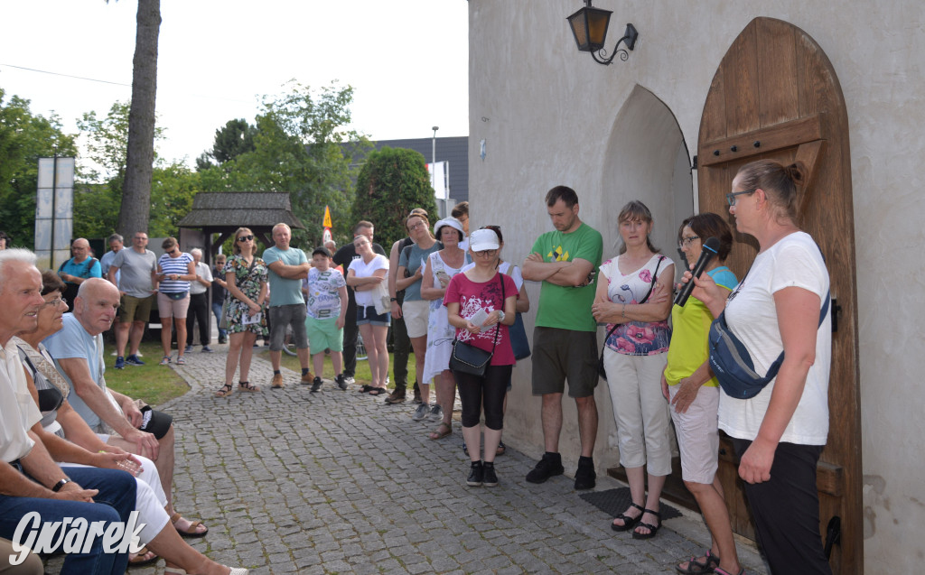 Była jak potępiona. Spacer po...