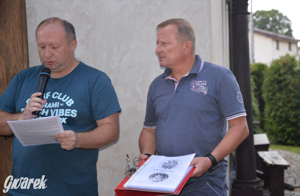 Była jak potępiona. Spacer po...