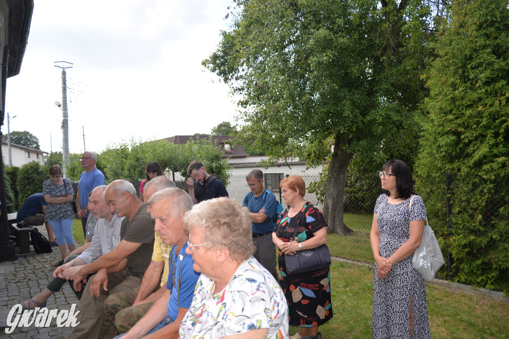 Była jak potępiona. Spacer po...