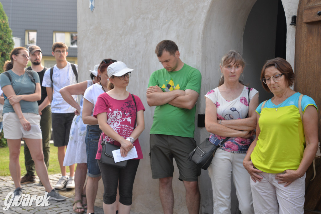 Była jak potępiona. Spacer po...