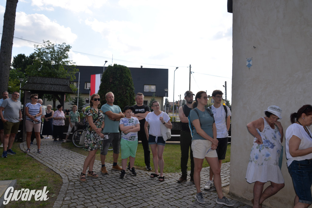 Była jak potępiona. Spacer po...