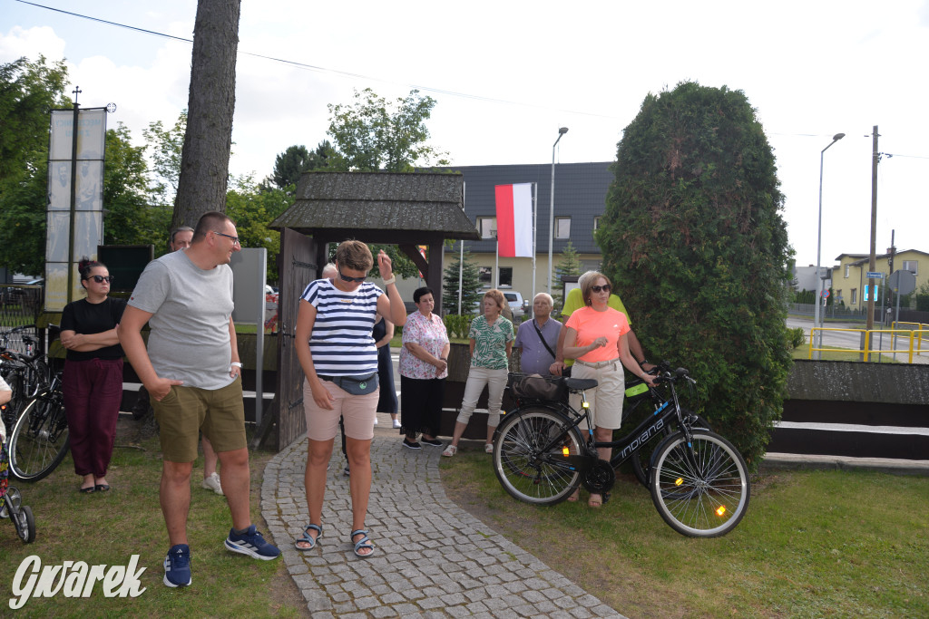 Była jak potępiona. Spacer po...