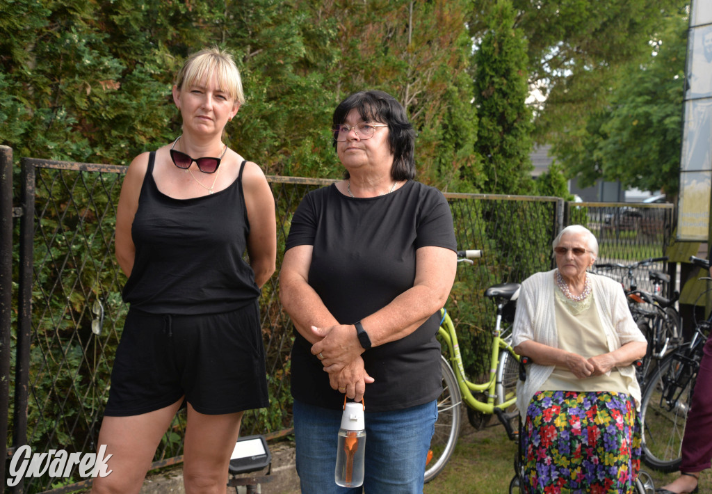 Była jak potępiona. Spacer po...