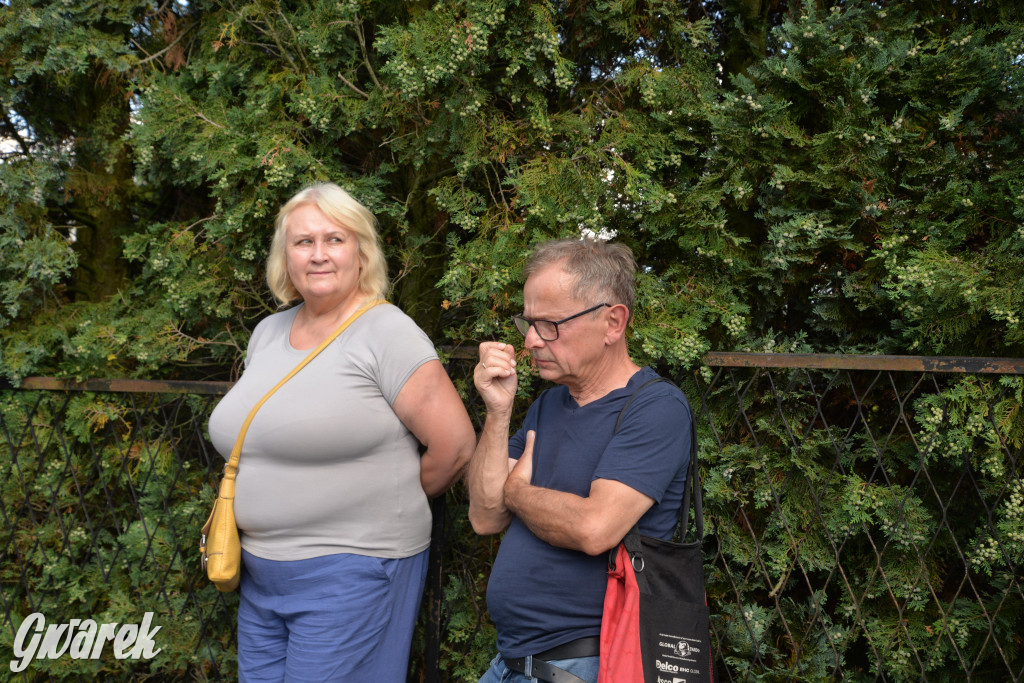 Była jak potępiona. Spacer po...