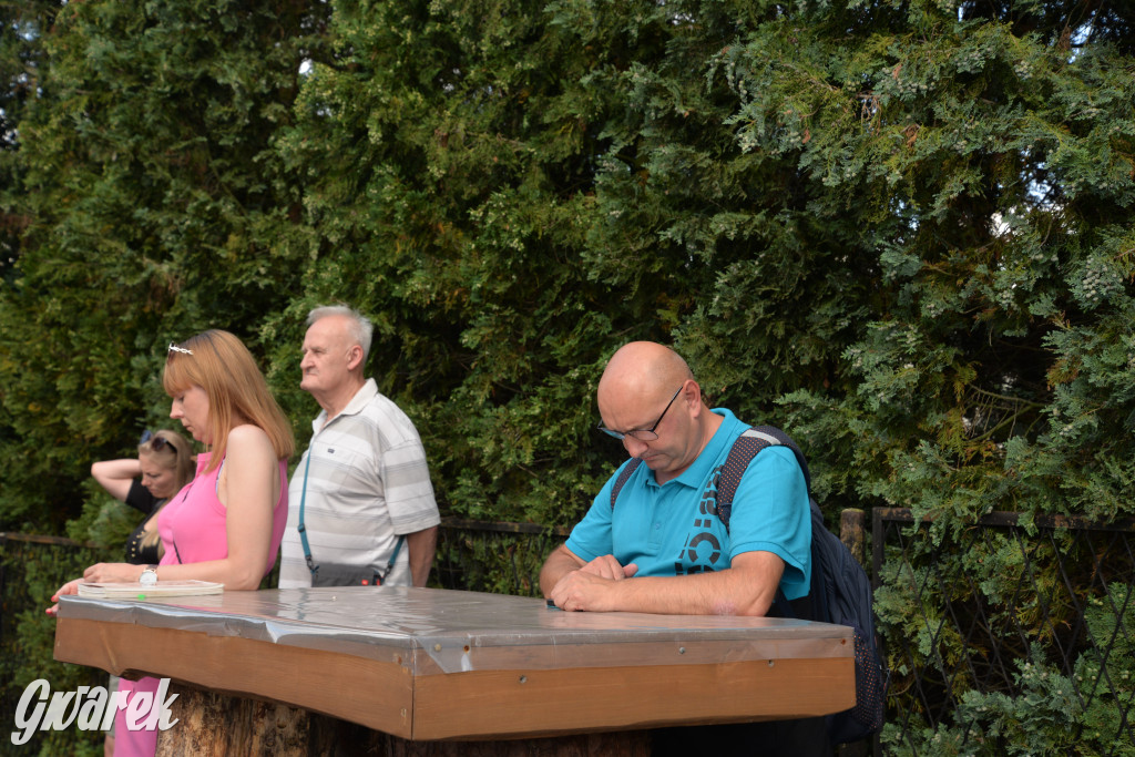 Była jak potępiona. Spacer po...