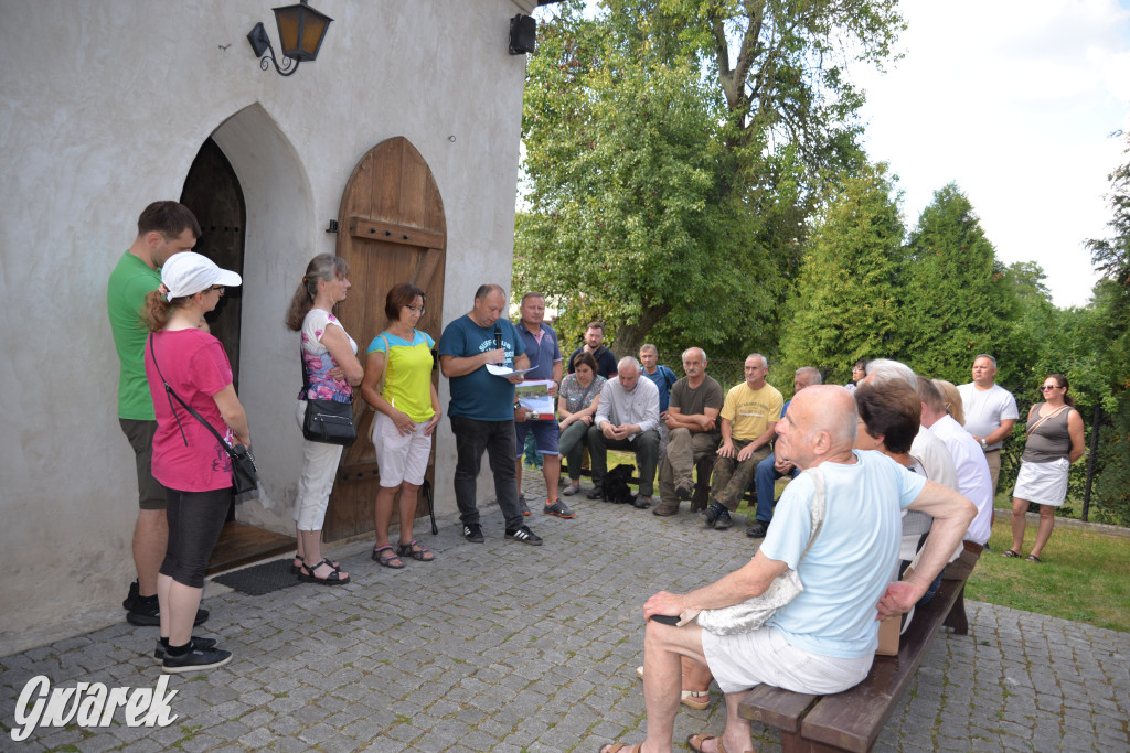 Była jak potępiona. Spacer po...
