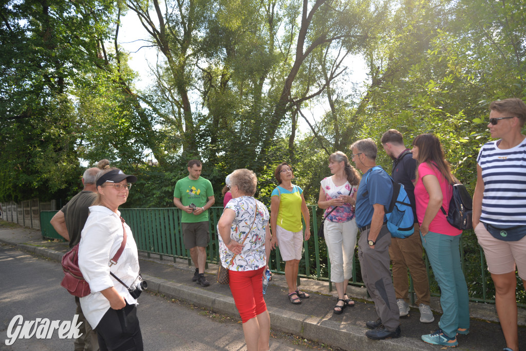 Była jak potępiona. Spacer po...