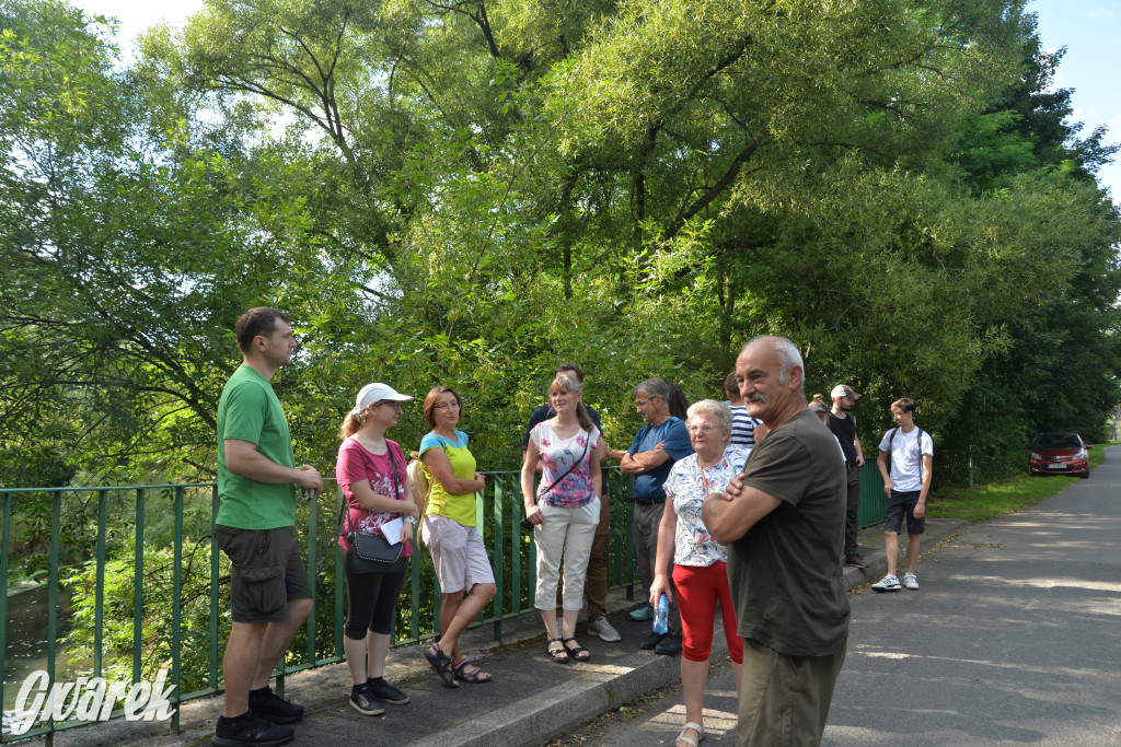 Była jak potępiona. Spacer po...