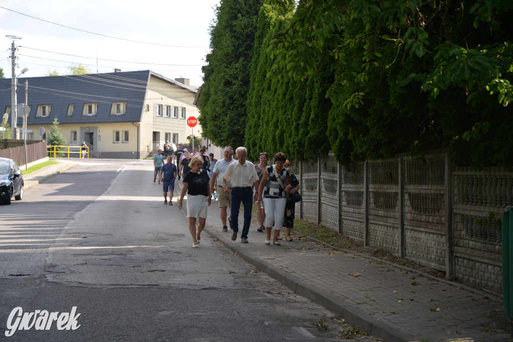 Była jak potępiona. Spacer po...