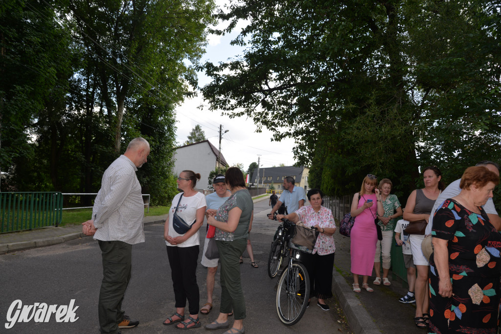 Była jak potępiona. Spacer po...