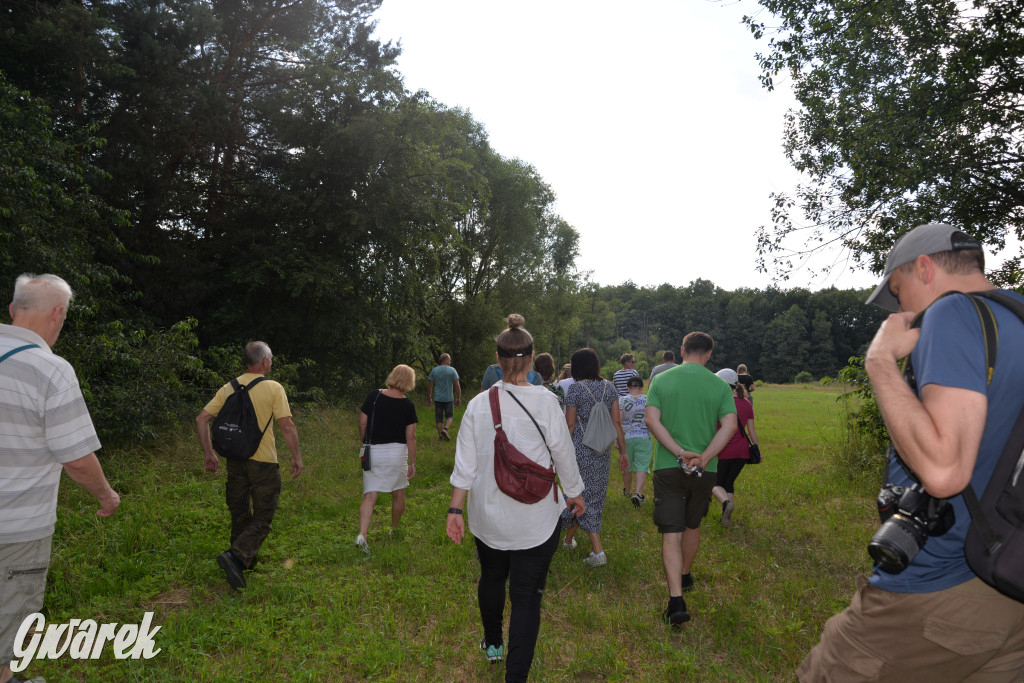 Była jak potępiona. Spacer po...