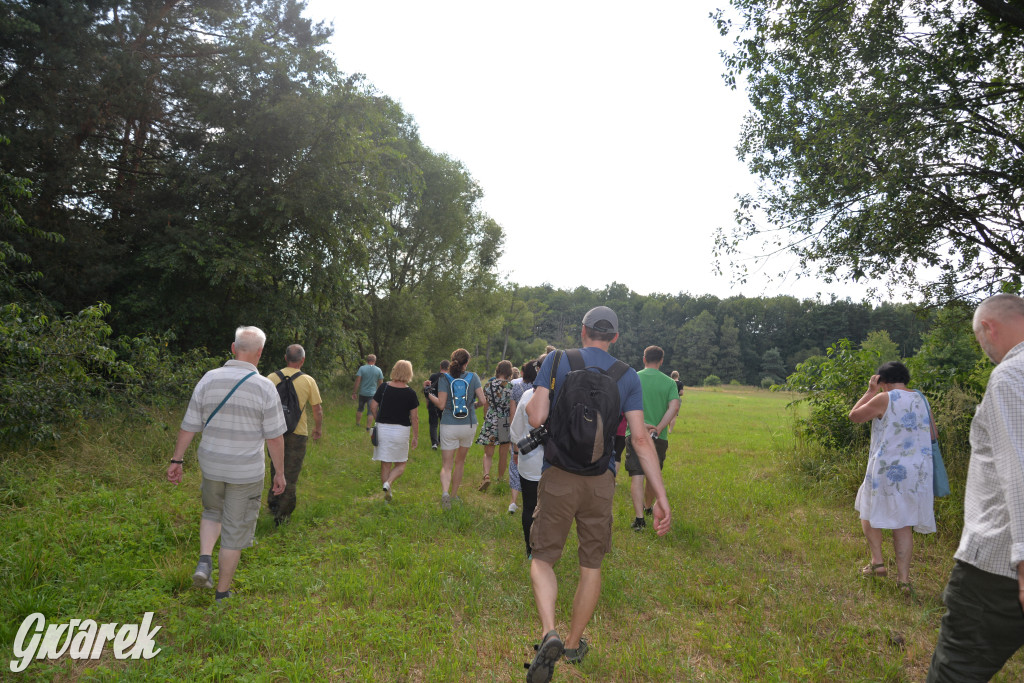 Była jak potępiona. Spacer po...