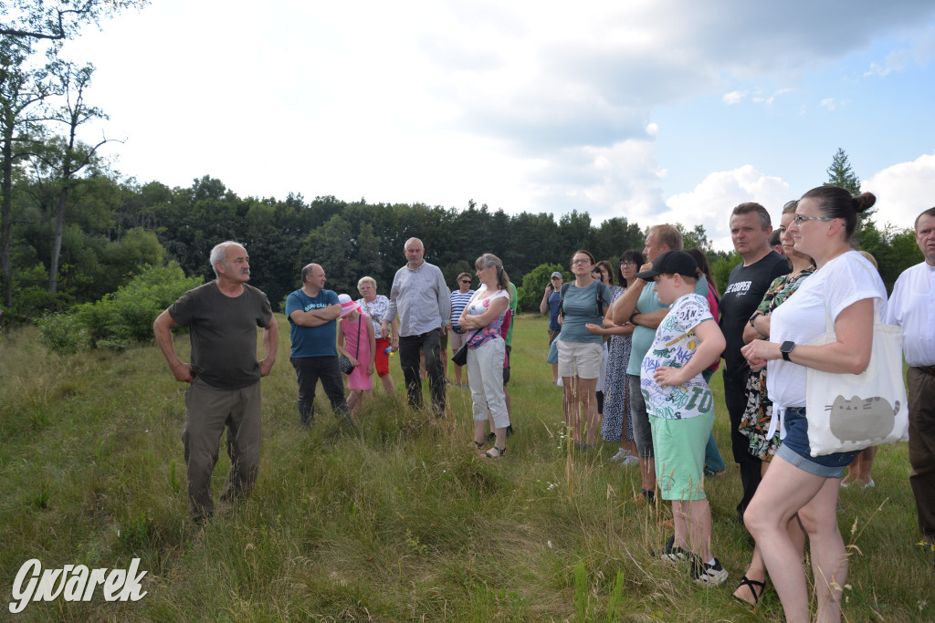 Była jak potępiona. Spacer po...