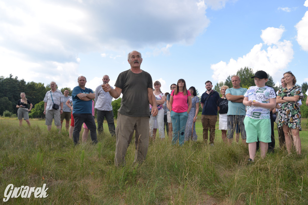 Była jak potępiona. Spacer po...