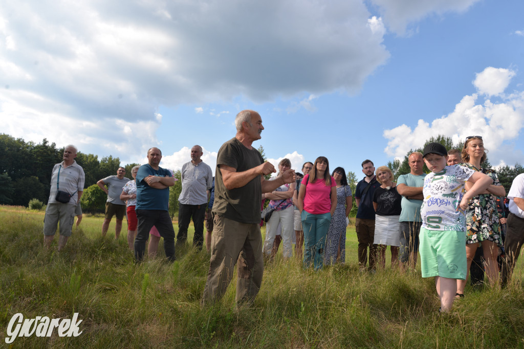 Była jak potępiona. Spacer po...