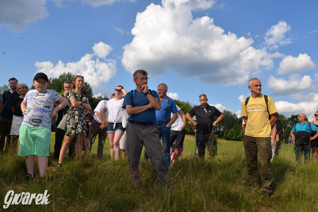 Była jak potępiona. Spacer po...