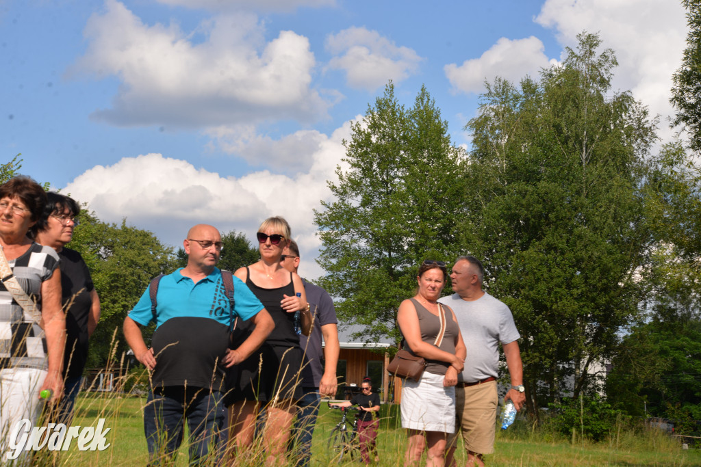 Była jak potępiona. Spacer po...