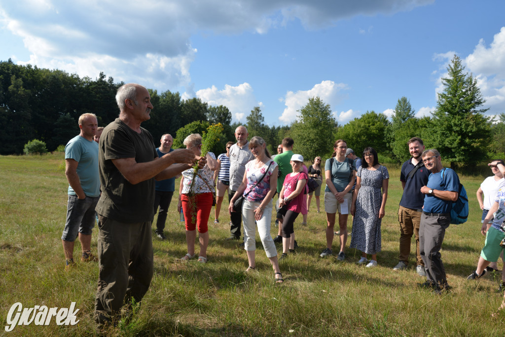 Była jak potępiona. Spacer po...