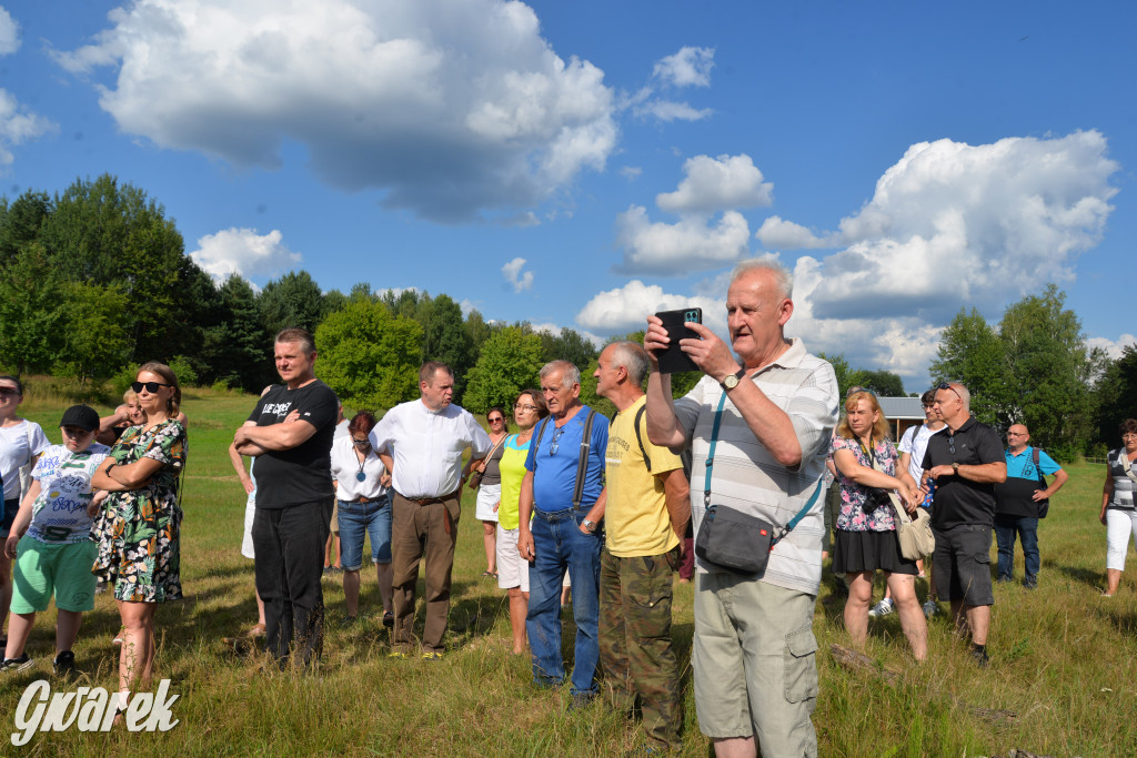 Była jak potępiona. Spacer po...