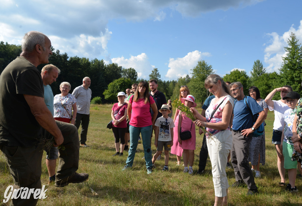 Była jak potępiona. Spacer po...