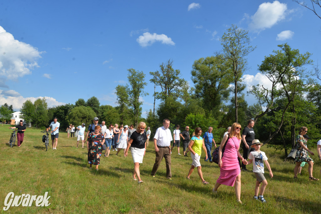Była jak potępiona. Spacer po...