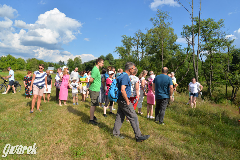 Była jak potępiona. Spacer po...